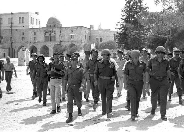 Six day war. Defense Minister Moshe Dayan, Chief of staff Yitzhak Rabin, Gen. Rehavam Zeevi (R) And Gen. Narkis in the old city of Jerusalem. By Ilan Bruner (אילן ברונר) – CC BY-SA 3.0