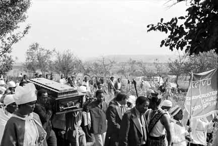 The funeral of the Driefontein Community leader, Vusimusi Saul Mkhize, after he had been shot and killed by a young policeman, Constable Nienaber on 3 April 1983. Photo: Gille de Vlieg / CC-BY-SA 4.0