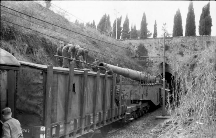 K5(E) “Anzio Annie” of the 712. Eisenbahn-Artillerie-Batterie. Crew cleaning the gun barrel, March 1944