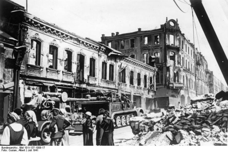 Destroyed Minsk, 1 July 1941. By Bundesarchiv – CC BY-SA 3.0 de