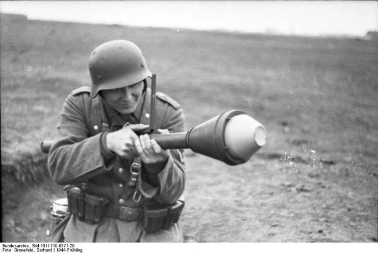 A Wehrmacht Gefreiter aims a Panzerfaust using the integrated leaf sight. Photo: Bundesarchiv, Bild 101I-710-0371-20 / Gronefeld, Gerhard / CC-BY-SA 3.0