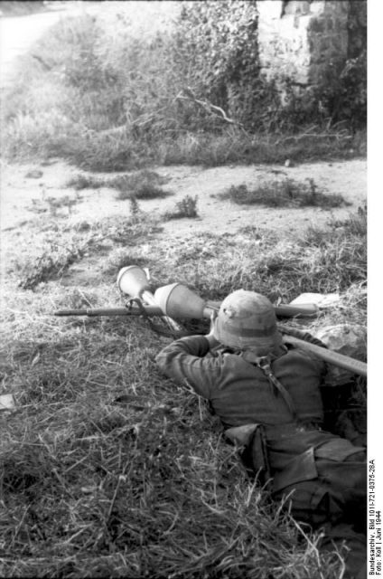 German soldier in a foxhole, Normandy 1944. Note the second Panzerfaust. Photo: Bundesarchiv, Bild 101I-721-0375-28A / Koll / CC-BY-SA 3.0
