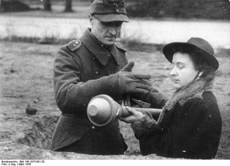 German woman learns about the Panzerfaust. Photo: Bundesarchiv, Bild 146-1973-001-30 / CC-BY-SA 3.0