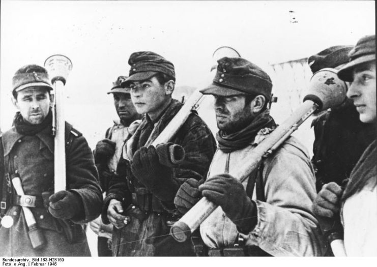 Panzerfaust armed German soldiers on the Eastern Front, 1945. Photo: Bundesarchiv, Bild 183-H28150 / CC-BY-SA 3.0.