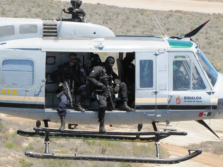 GOPES Soldiers in Helicoper – Wikiwritermex CC BY-SA 3.0
