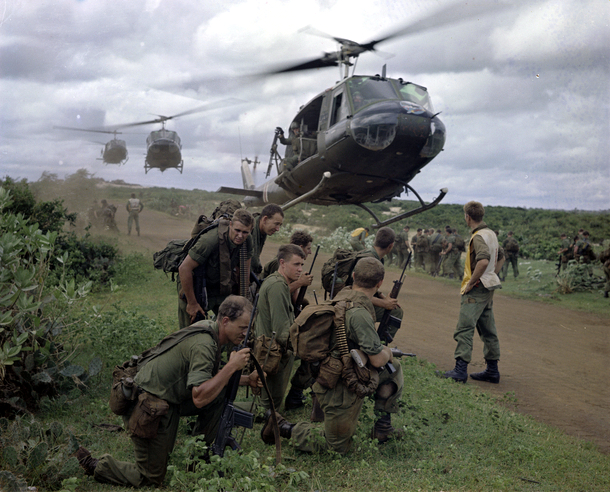 Members of 5 Platoon 7 RAR waiting for US Army helicopters in August 1967.