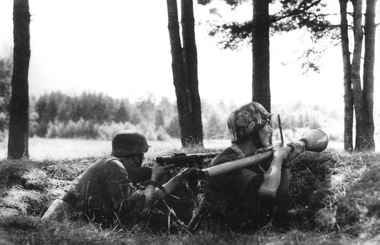 Two Finnish soldiers with a shoulder-fired Panzerfaust.