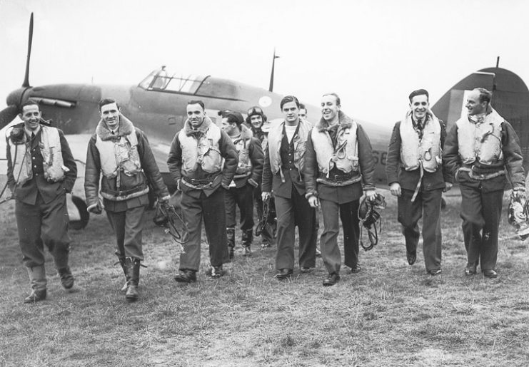 303 squadron pilots. L-R: Fg Offr Ferić, Flt Lt Kent, Fg Offr Grzeszczak, Plt Offr Radomski, Plt Offr Zumbach, Plt Offr Łokuciewski, Fg Offr Henneberg, Sgt Rogowski, Sgt Szaposznikow (in 1940).