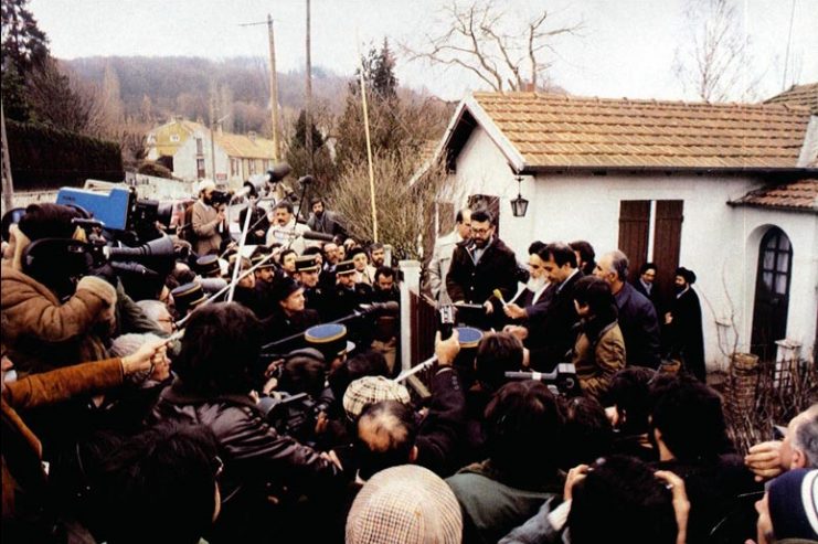 Ayatollah Khomeini in front of his house at Neauphle-le-Chateau in a media conference.Photo: Sa.vakilian CC BY-SA 3.0