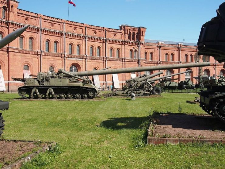 420-mm self-propelled mortar 2B1 “Oka” and its shell in Saint-Petersburg Artillery museum