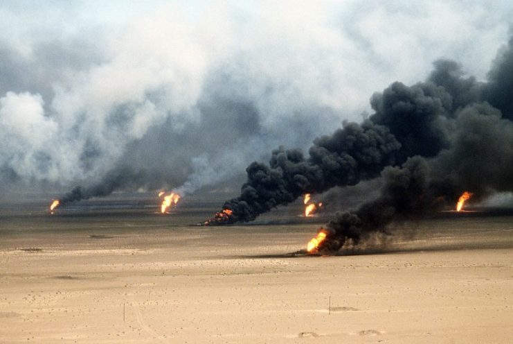 Oil well fires rage outside Kuwait City in 1991