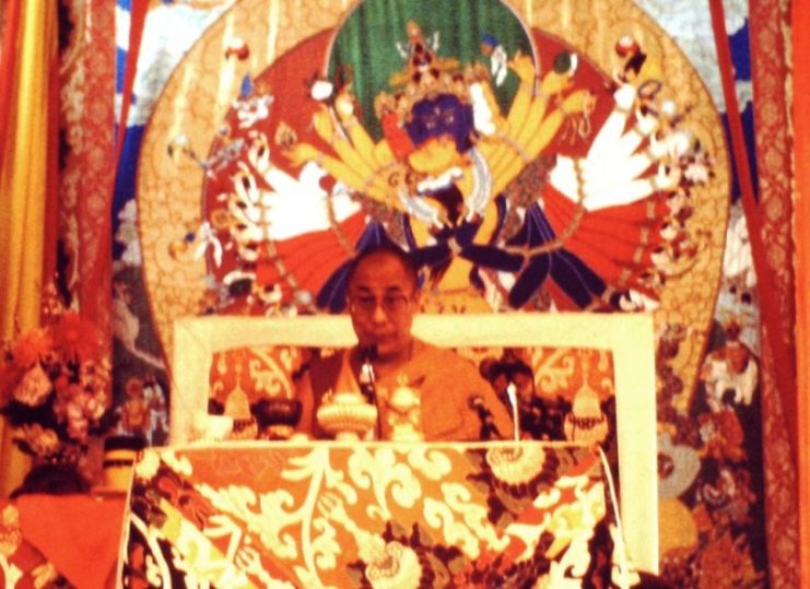Dalai Lama conferring Kalachakra initiation at Bodh Gaya, India, December 1985. Photo: Sean Jones / CC-BY-SA 3.0