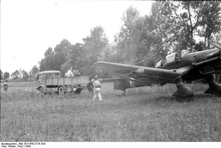 German Ju 87 Stuka dive bomber in a field near Florence or Ravenna, Italy, 1944. Photo: Bundesarchiv, Bild 101I-478-2174-18A / Fred Rieder / CC-BY-SA 3.0