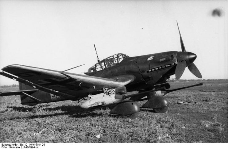 German Ju 87G-1 Stuka dive bomber at rest in the Soviet Union, 1942-1944; note 3.7cm FlaK 18 cannons installed under wings. Photo: Bundesarchiv, Bild 101I-393-1409-02 / Reiners / CC-BY-SA 3.0
