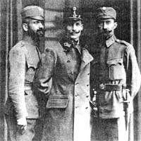 Dmytro Vitovsky (in the middle) accompanied by two officers, 1918.