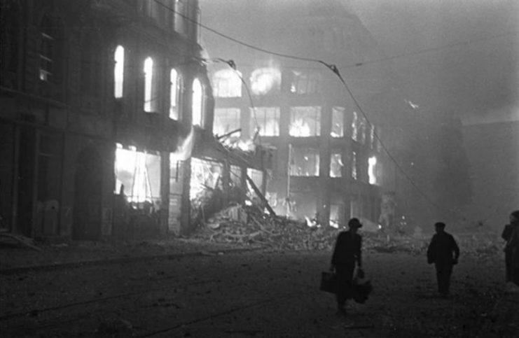 Buildings erupting in flames after a bombardment of Berlin in July 1944.(Bundesarchiv, Bild 183-J30142 / CC-BY-SA)