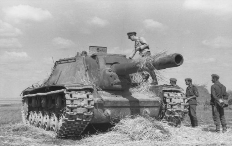 An abandoned SU-152 assault gun inspected by German troops, Russia, 1943 Photo: Bundesarchiv, Bild 101I-154-1964-28 / Dreyer / CC-BY-SA 3.0