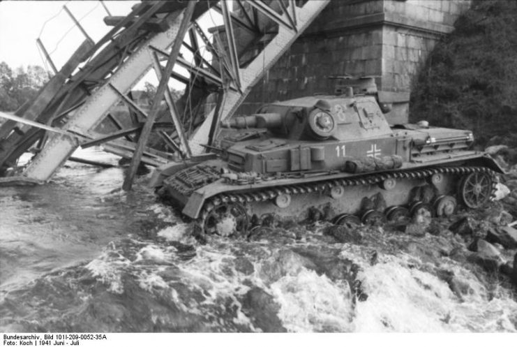 German PzKpfw IV crossing a river, Eastern Front, 1941. Note the destroyed bridge. Photo: Bundesarchiv, Bild 101I-209-0052-35A / Koch / CC-BY-SA 3.0