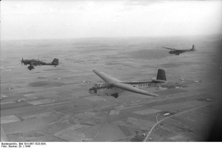 A Ju-87 towing a DFS 230 over Italy. Photo: Bundesarchiv, Bild 101I-567-1523-35A / Stocker, Dr. / CC-BY-SA 3.0