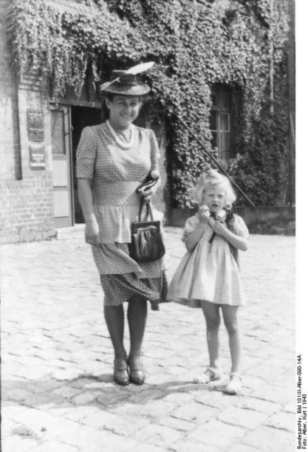 Gudrun with her mother, Margarete Himmler / Bundesarchiv, Bild 101III-Alber-090-14A / Alber, Kurt / CC-BY-SA 3.0