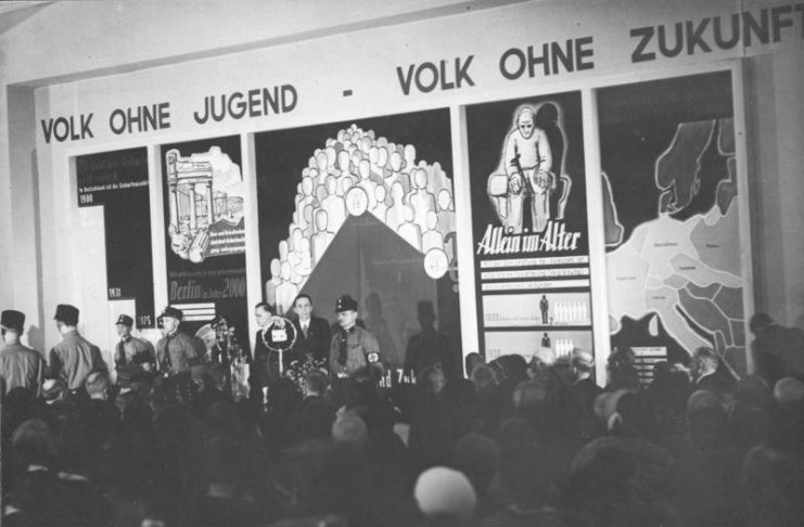 Opening of exposition Die Frau, Frauenleben und -wirken in Familie, Haus und Beruf (Women: the life of women, their role in the family, at home and at work) at the Kaiserdamm, March 18, 1933, with Minister of Propaganda Joseph Goebbels.Photo: Bundesarchiv, Bild 102-14418 / CC-BY-SA 3.0