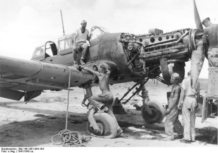 Junkers Jumo 211 inverted V12 powerplant on an aircraft undergoing repair (North Africa, 1941). Photo: Bundesarchiv, Bild 146-1981-064-16A / CC-BY-SA 3.0