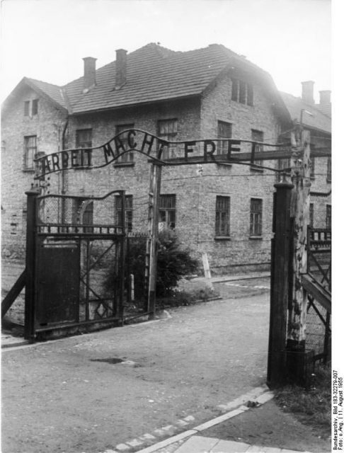 Main entrance to Aushwitz I in 1955. Photo: Bundesarchiv, Bild 183-32279-007 / CC-BY-SA 3.0