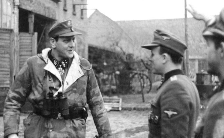Skorzeny in Pomerania visiting the 500th SS Parachute Battalion, February 1945. Photo: Bundesarchiv, Bild 183-R81453 / CC-BY-SA 3.0.