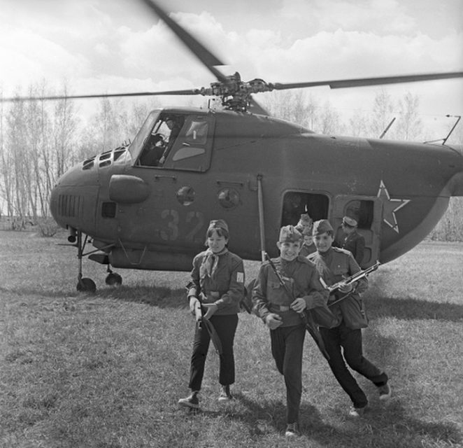 Children exiting a helicopter during the games.