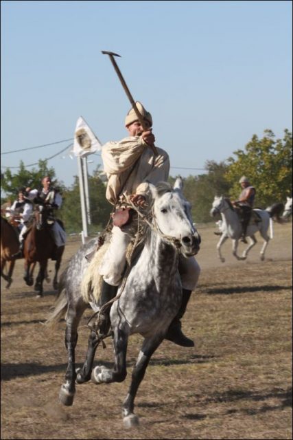 Cuman warrior swinging balta axt on horseback. Photo: Kunok Erő / CC-BY-SA 4.0