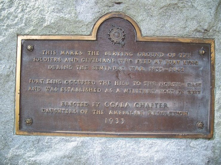 Historical marker for fort’s cemetery, Close view of the plaque.Photo Ebyabe CC BY 2.5