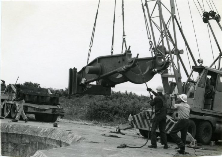 Workmen unload and emplace the guns at Fort Casey. Image Courtesy of David Hansen, Photographer