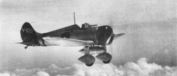 An A5M from the aircraft carrier Akagi in flight with an external fuel tank (1938 or 1939)