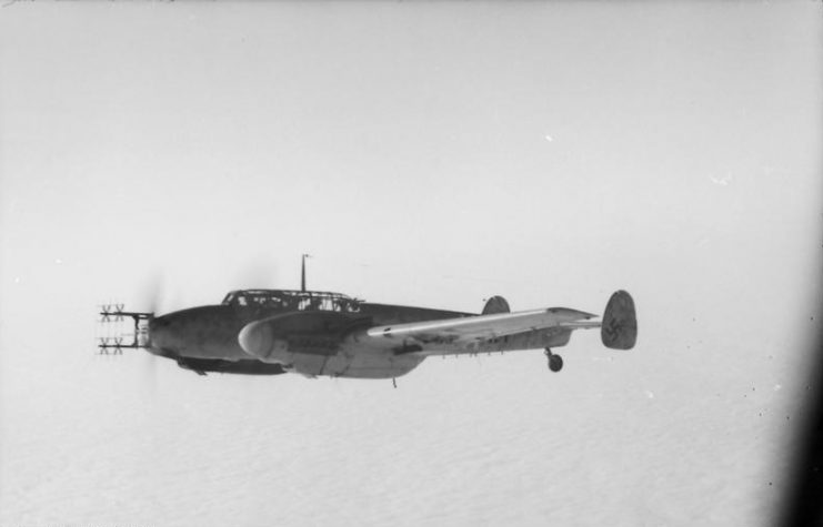 An early-model Bf 110G of 9. NJG 3 with Matratze UHF radar antennas for FuG 202 212 use.Bundesarchiv, Bild 101I-659-6436-12 : Grosse, Helmut : CC-BY-SA 3.0