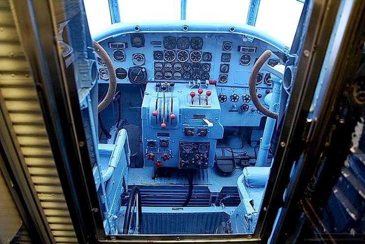 Cockpit of a Ju 52 – Neodarkshadow CC BY-SA 3.0