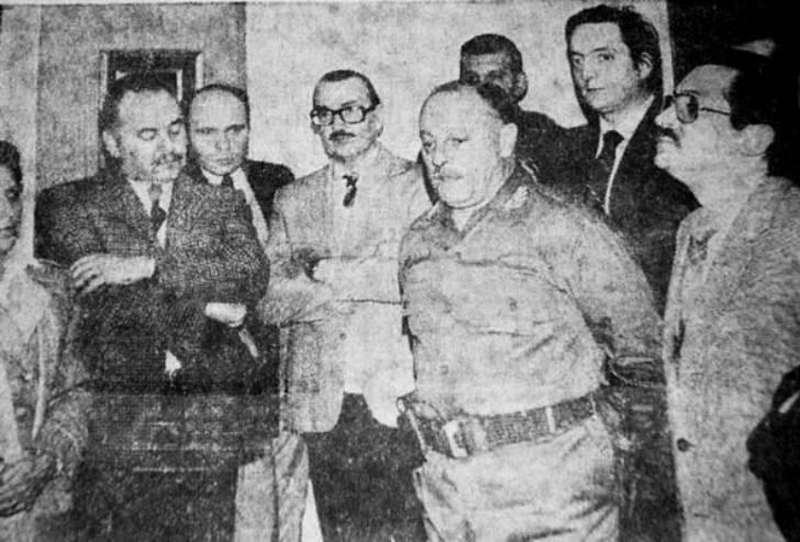 Falkland War: Néstor Kirchner, as one of the representatives of the local Justicialist Party and member of the Multiparty, with other leaders General Oscar Guerrero, who was in charge of the XI Army Marine Infantry Brigade.