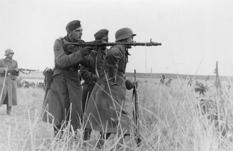 Machine gun team with MG34 at the Eastern Front.Photo BreTho CC BY-SA 4.0