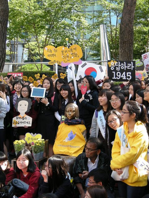 Protestors Surround Comfort Woman Statue in front of the Japanese Embassy in Korea – Pudmaker CC SA-BY 3.0