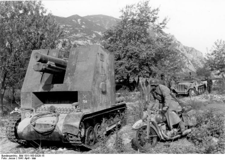 The 15 cm sIG 33 (Sf) auf Panzerkampfwagen I Ausf B (sometimes referred to as the Sturmpanzer I Bison) Photo: Bundesarchiv, Bild 101I-163-0328-15 : Jesse : CC-BY-SA 3.0