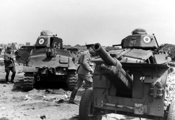 Two French Somua S35 Tanks near Dunkirk – Bundesarchiv, Bild CC-BY-SA 3.0
