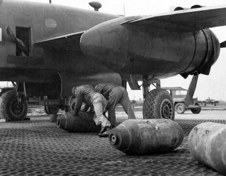 Loading bombs to B-25 Mitchell. Photo: FORTEPAN / National Archives