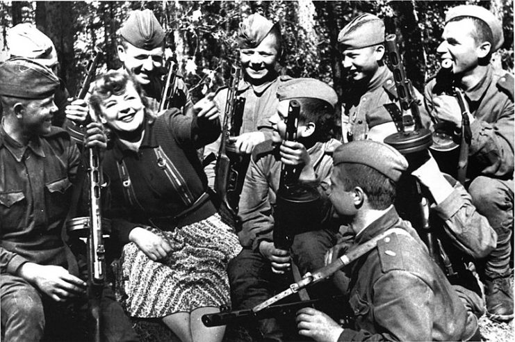Zoya Fedorova during a break of the concert with soldiers of one of the tank units of the Red Army, 1943