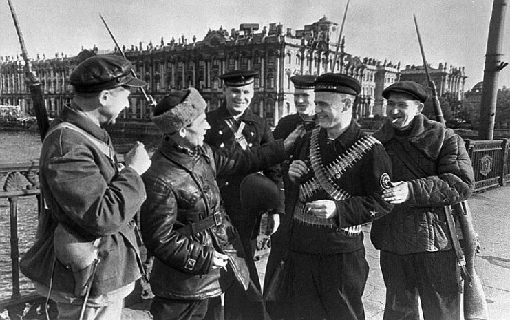 Workers of the Kirov plant and young sailors on the bridge. Defenders of Leningrad during the siege. By RIA Novosti archive CC BY-SA 3.0