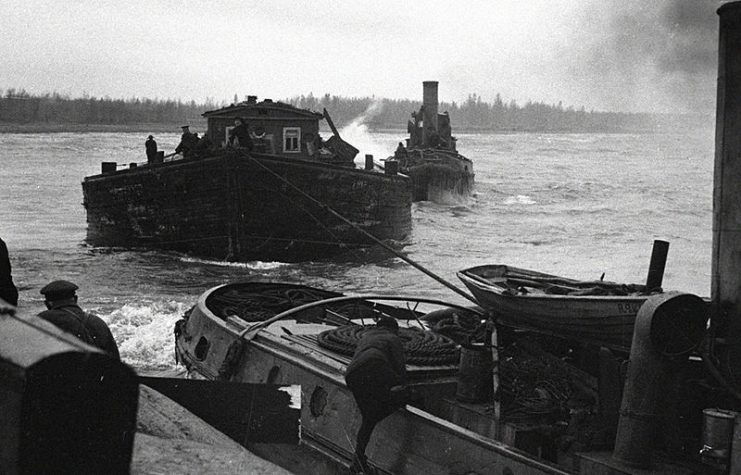 Cutters carrying foodstuffs to besieged Leningrad on Ladoga Lake. By RIA Novosti archive CC BY-SA 3.0