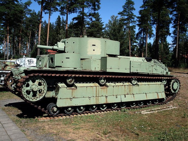 Soviet T-28 tank, displayed in Finnish Tank Museum. By Balcer~commonswiki CC BY 2.5