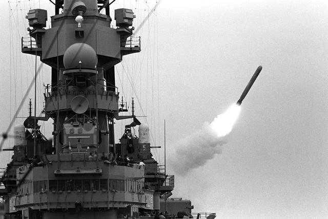 A BGM-109 Tomahawk land-attack missile (TLAM) is fired toward an Iraqi target from the battleship USS MISSOURI (BB-63) at the start of Operation Desert Storm.