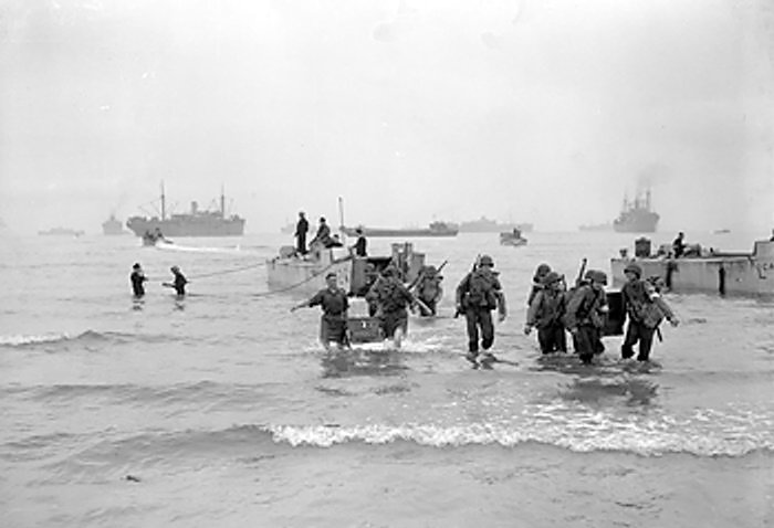 American troops landing on the beach at Arzeu, near Oran, from a landing craft assault (LCA 26), some of them are carrying boxes of supplies. November 1942