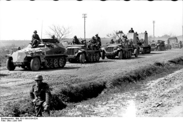 Soviet Union – German motorized troops on the move. By Federal Archives CC BY-SA 3.0 de