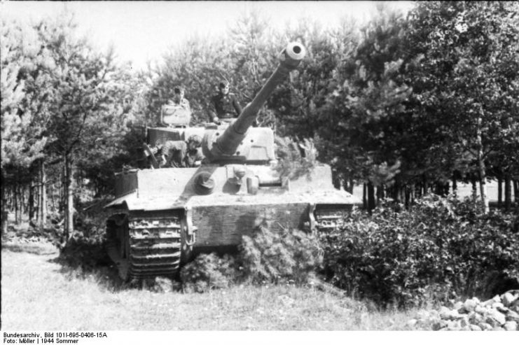 Panzerkampfwagen VI Tiger somewhere on the Eastern Front, 1944. Bundesarchiv, Bild 101I-695-0406-15A / Möller / CC-BY-SA 3.0