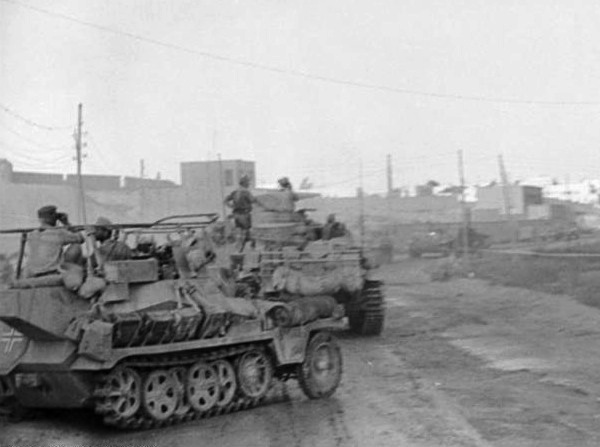 The Afrika Korps enters Tobruk. By Bundesarchiv Bild CC-BY-SA 3.0